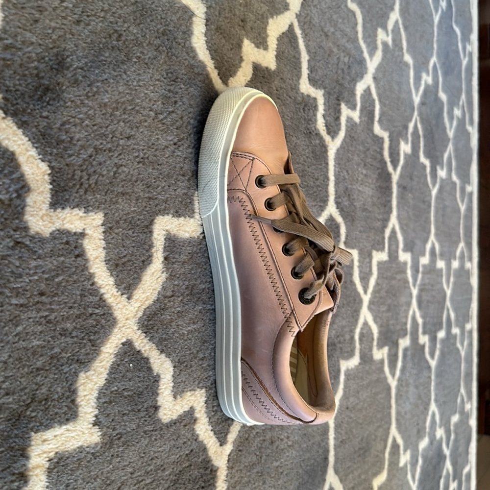 Taos Plim Soul Luxe leather sneakers, like new! Size 8.5 women’s - Picture 2 of 6